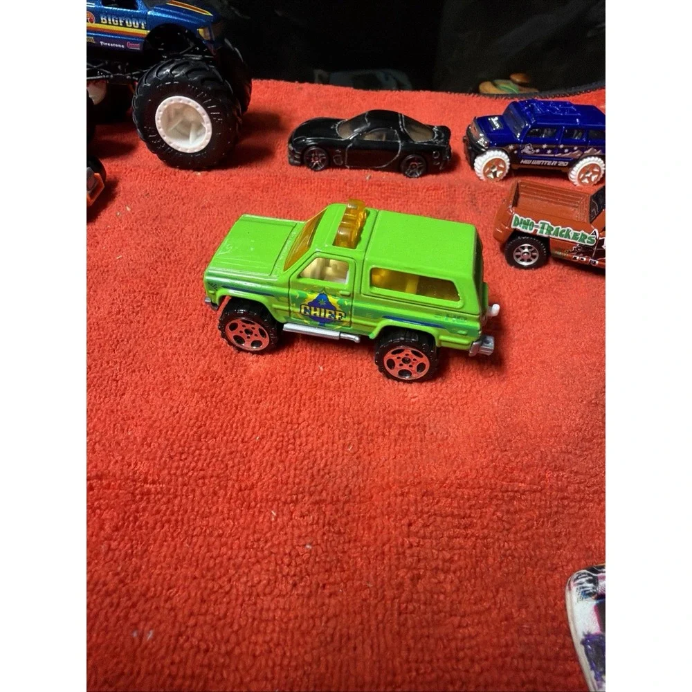 Lot of 9 Diecast Toy Cars & Trucks Mixed‎ Styles (Hot Wheels/Matchbox Style)